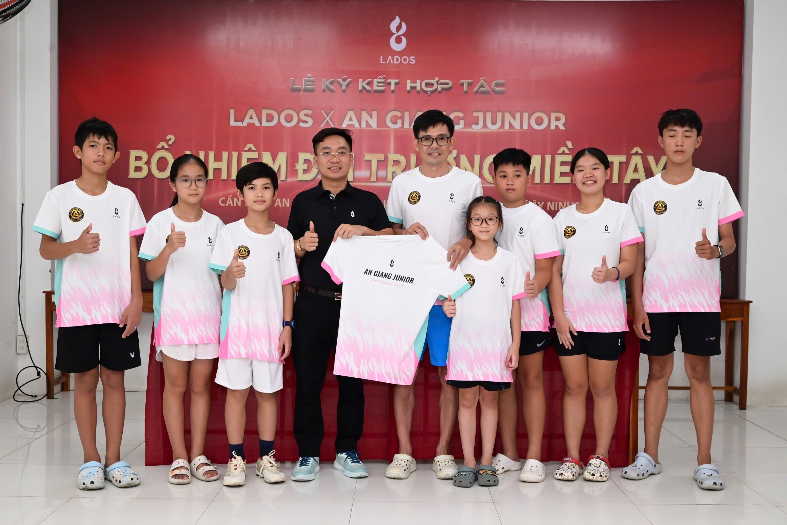 Các vận động viên An Giang Junior cùng đại diện Lados trong trang phục mới