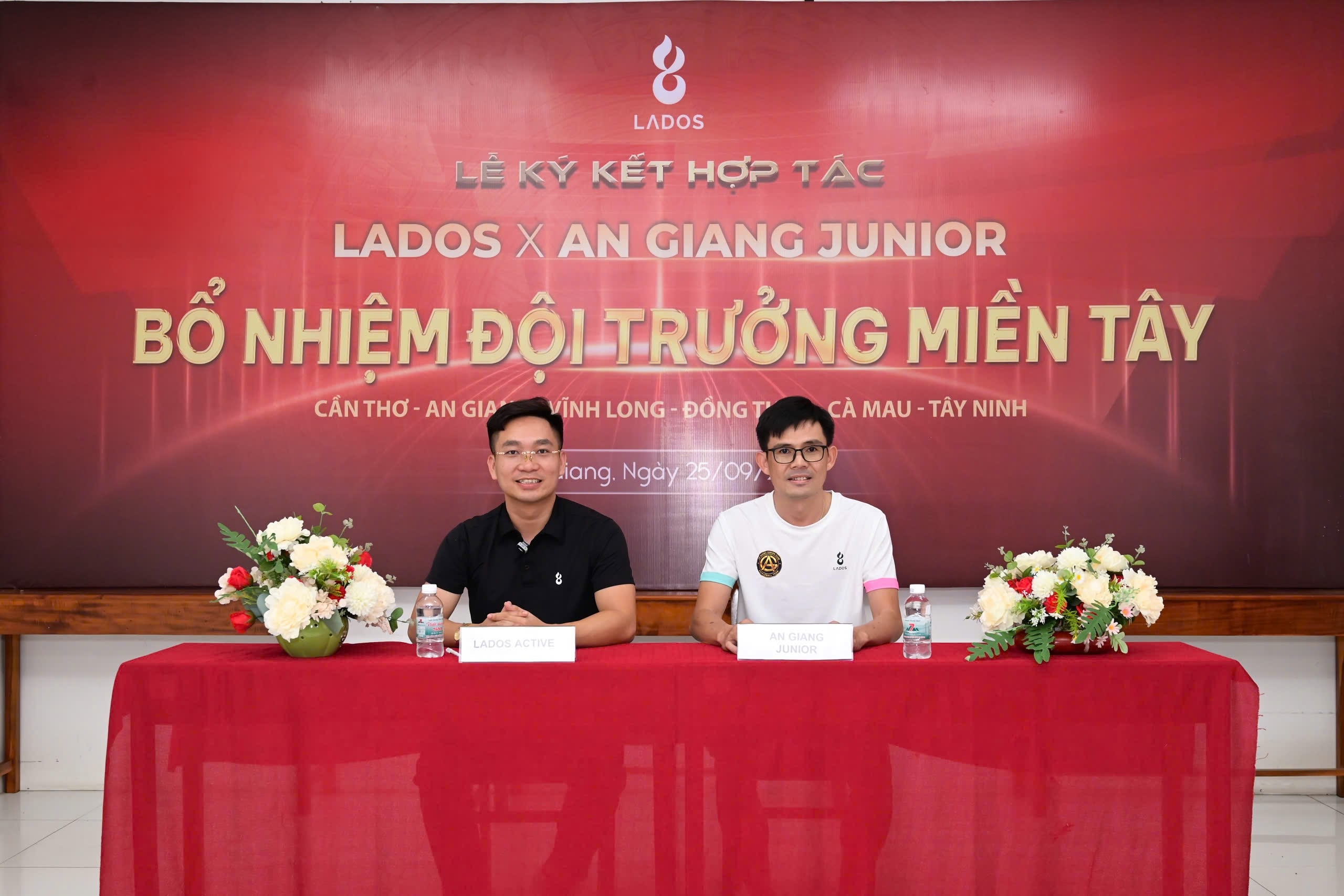 Đại diện Lados và An Giang Junior tại bàn ký kết hợp tác