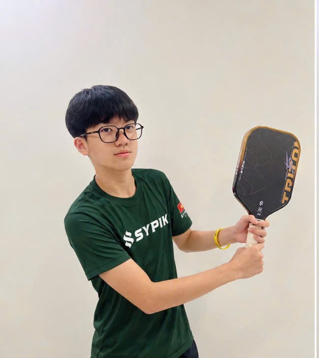 Lâm Gia Nguyễn thi đấu Pickleball